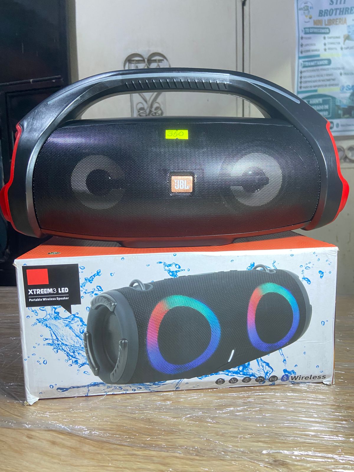 Altavoz JBL Boombox.
